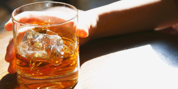 Whisky tourbé : comprendre et apprécier les arômes fumés